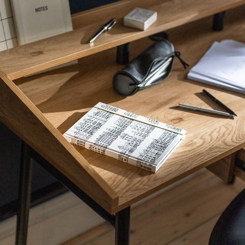 Detalle ambiente Mesa Escritorio Industrial Josan Con Cajón Roble y Negro