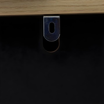 Tirador de mueble en metal con acabado azul oscuro y detalle ovalado cromado en vista frontal