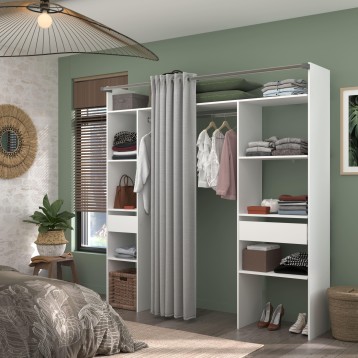 Armario modular blanco con cortina gris y barras de colgar ropa integradas en dormitorio con paredes verde salvia