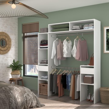 Armario vestidor blanco modular con barras de colgar y compartimentos abiertos en dormitorio verde