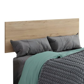 Cabecero de cama en madera clara con acabado natural y almohadas grises oscuro