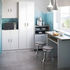 Muebles de cocina blanco y gris cemento