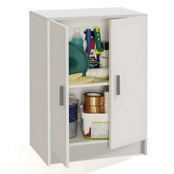 Armario bajo blanco con puertas abiertas mostrando interior organizado con productos de limpieza y útiles diversos
