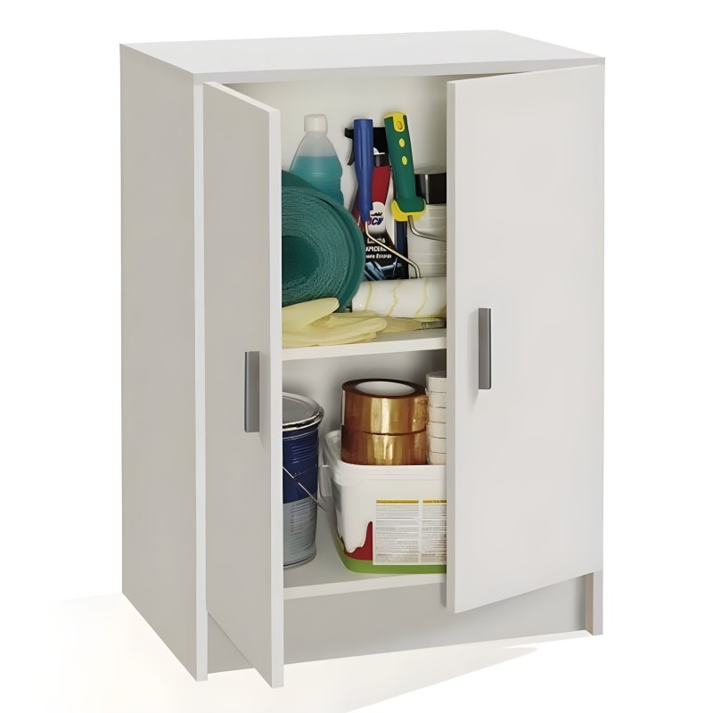 Armario bajo blanco con puertas abiertas mostrando interior organizado con productos de limpieza y útiles diversos