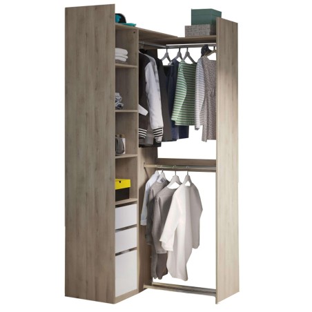 Armario abierto en madera gris con doble barra colgante y estantes laterales con ropa y accesorios