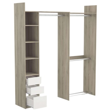 Armario abierto de madera clara con estantes y barras para colgar ropa y cajones blancos inferiores