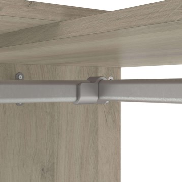 Detalle de riel de aluminio plateado y soporte de madera clara para puerta corrediza