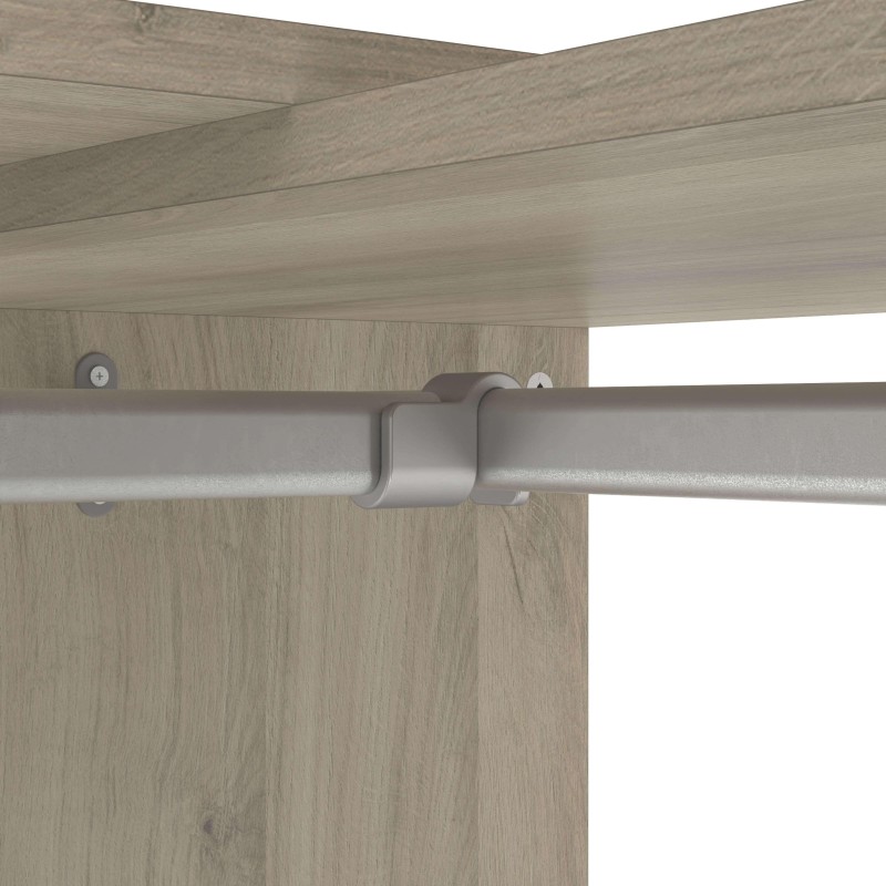 Detalle de riel de aluminio plateado y soporte de madera clara para puerta corrediza