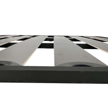Base de cama con estructura de tablillas gris y negro vista desde ángulo frontal