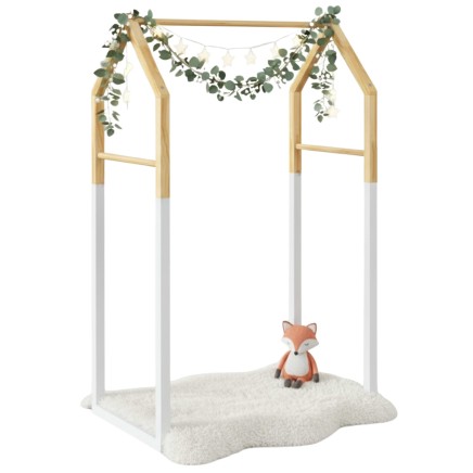 Dosel infantil estructura madera y blanco con base tapizada y decoración de plantas y guirnalda