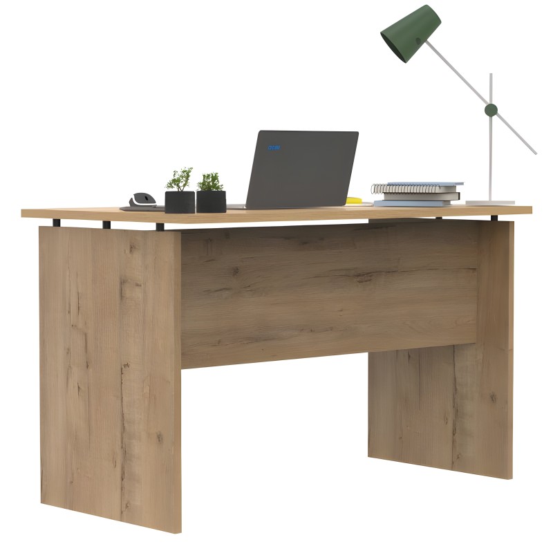 Escritorio de madera clara con tablero superior y estructura robusta. Ambiente de trabajo con laptop y lámpara verde