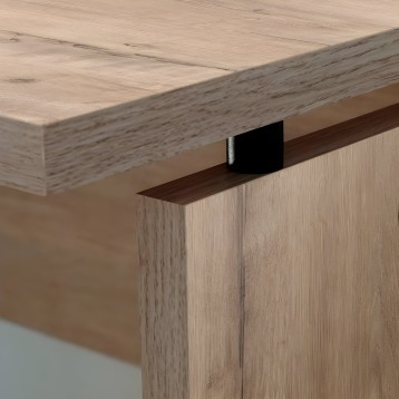 Detalle de escritorio en madera clara con tablero de roble y tirador metálico negro integrado en el lateral