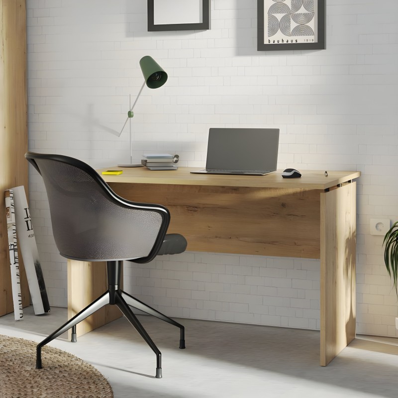 Escritorio de madera clara con silla negra en ambiente de oficina moderna con lámpara verde y laptop
