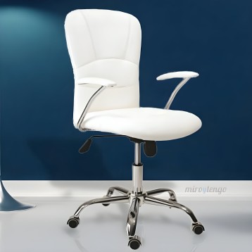 Silla de oficina blanca con respaldo ergonómico y brazos ajustables sobre base cromada con ruedas