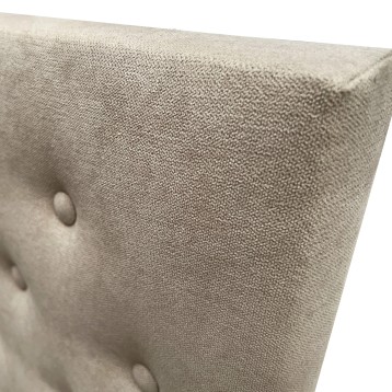 Detalle de tapizado en tela beige con textura de lino y botones decorativos en respaldo de sillón o sofá