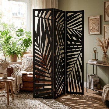 Biombo de tres paneles negro con diseño geométrico de hojas y patrón calado en ambiente de sala
