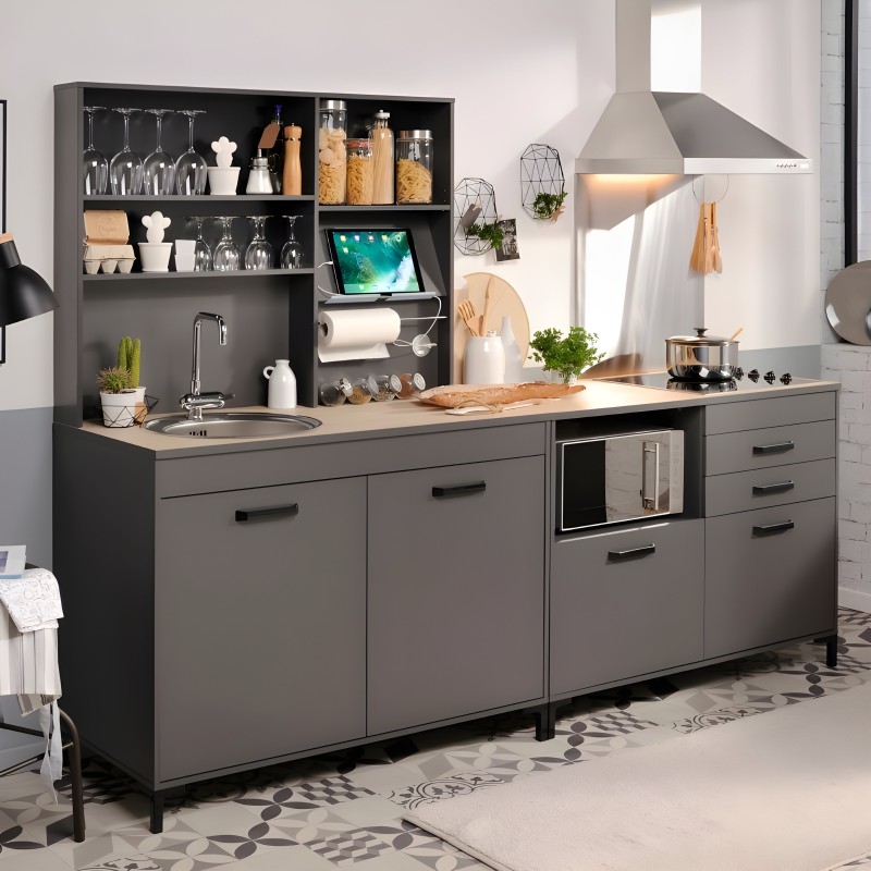 Cocina modular gris con muebles base y estantería abierta superior con copas y almacenamiento