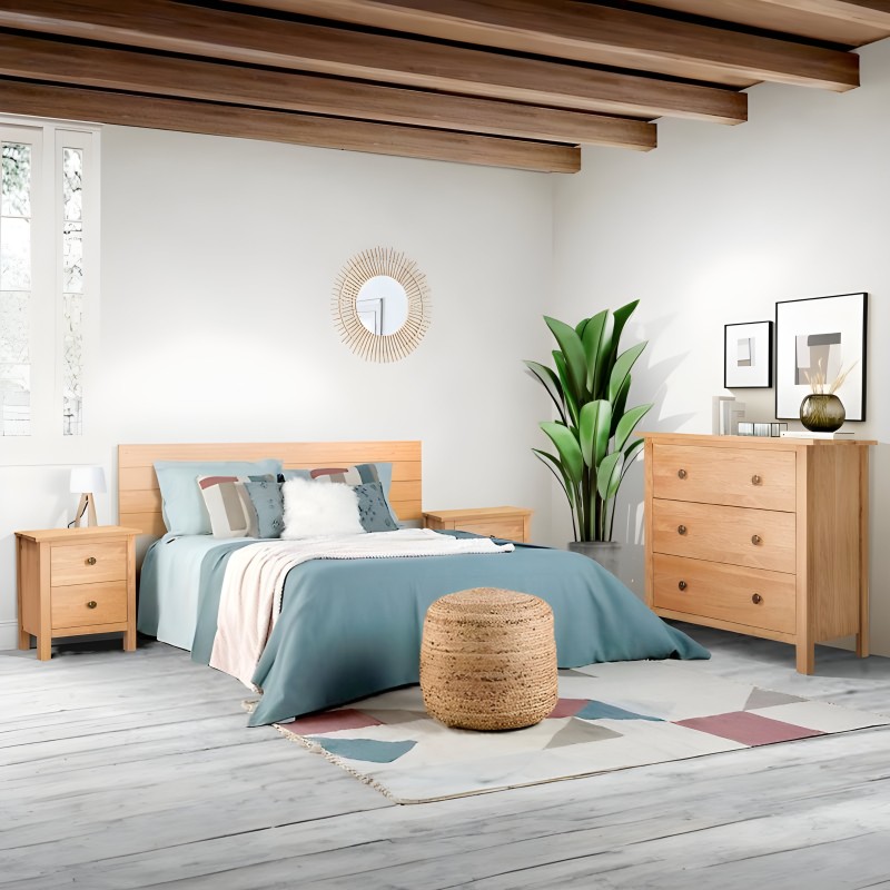 Dormitorio completo con cama de madera clara y cabecero de tablones y mesitas de noche a juego y cómoda de tres cajones de mader