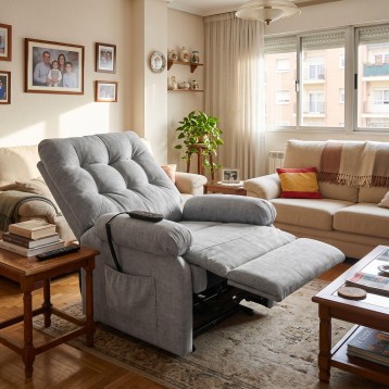 Sillón reclinable gris claro con respaldo acolchado y reposapiés extensible en sala de estar junto a sofá beige