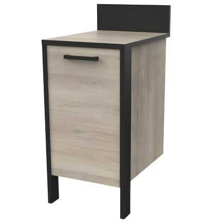 Mueble bajo con puerta madera clara y marco negro y encimera beige estilo industrial