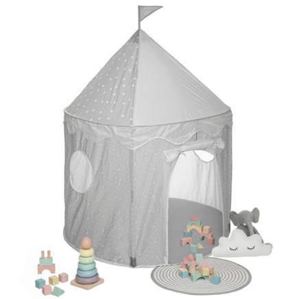 Carpa infantil tipo castillo gris claro con banderín y ventanas decorativas junto a juguetes y alfombra