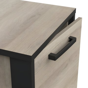 Escritorio con tablero de madera clara y estructura lateral negra con cajón abierto y tirador metálico