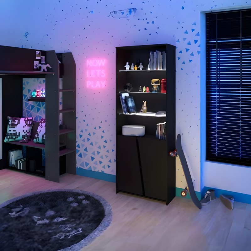 Estantería negra con múltiples compartimentos y baldas para libros y objetos decorativos en ambiente de habitación juvenil