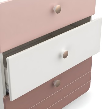 Cómoda de cuatro cajones en tonos rosa y blanco con tiradores ovalados metalizados y estructura de madera