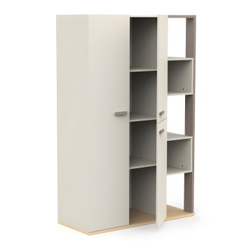 Armario modular blanco y gris con estantes abiertos y puerta abatible con base de madera