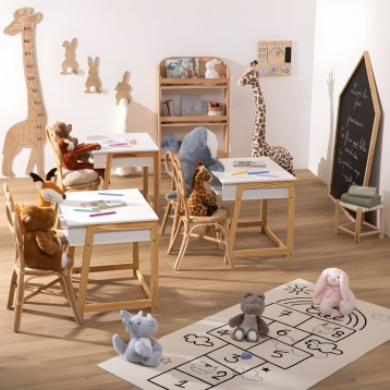 Ambiente infantil con mesas y sillas de madera natural y estantes de almacenamiento decorados con juguetes y accesorios