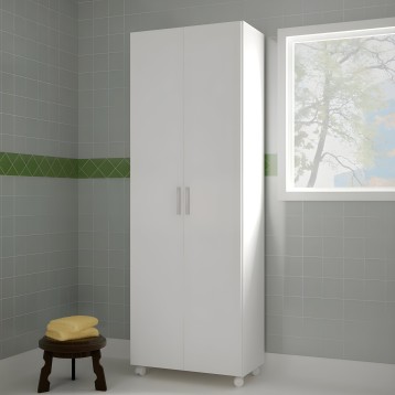 Armario blanco de dos puertas y asas metálicas en ambiente de baño con azulejos grises