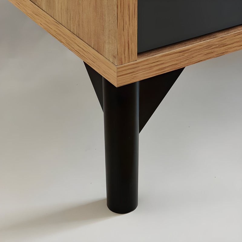 Detalle de pata cilíndrica negra y estructura en madera natural de mueble moderno