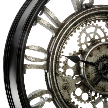 Reloj de pared con engranajes metálicos plateados y manecillas negras detalle mecánico