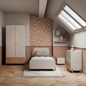 Armario infantil blanco de dos puertas y base de madera en dormitorio con cama y complementos