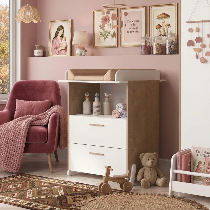 Mueble cambiador madera natural y blanco con estante abierto y dos cajones en dormitorio infantil rosa