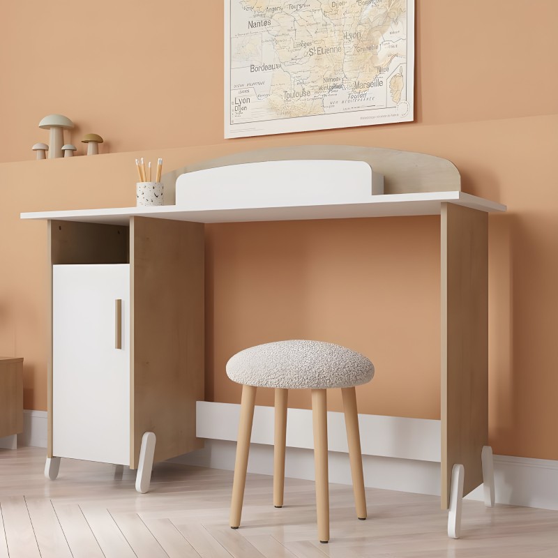 Escritorio blanco y madera con cajón y estante superior y taburete de tela gris en ambiente de oficina