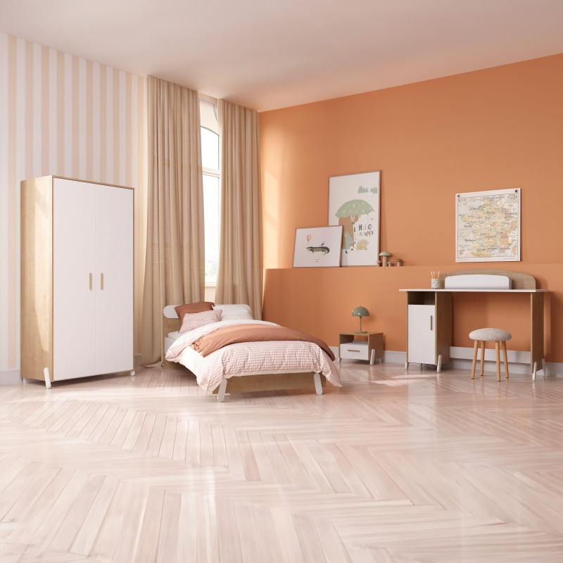 Dormitorio infantil con cama madera y textil cuadrícula naranja y blanco y armario blanco puertas dobles vista ambiente