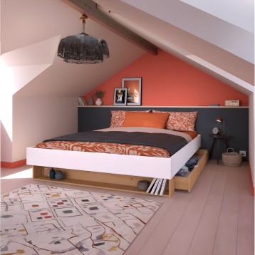 Cama con estructura blanca y cabecero gris antracita con almacenamiento integrado en habitación abuhardillada