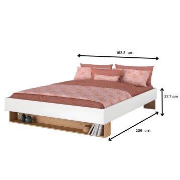 Cama de matrimonio con estructura blanca y madera natural con almacenaje integrado y ropa de cama rosa