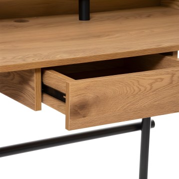 Escritorio de madera clara con cajón abierto y estructura metálica negra. Detalle del cajón frontal