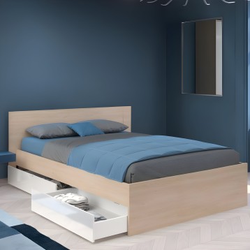 Cama con estructura de madera clara y cabecero integrado con almohadas azules y grises en dormitorio con paredes azul oscuro y e