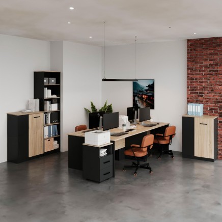 Ambiente de oficina modular con escritorio madera y negro y sillas naranjas