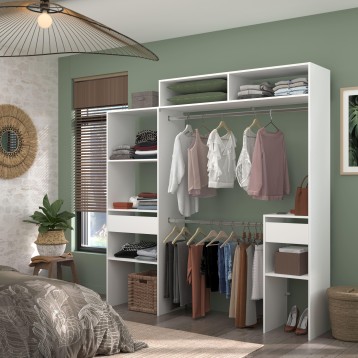 Armario abierto blanco con estantes y barras de colgar para ropa y complementos en dormitorio con paredes verdes