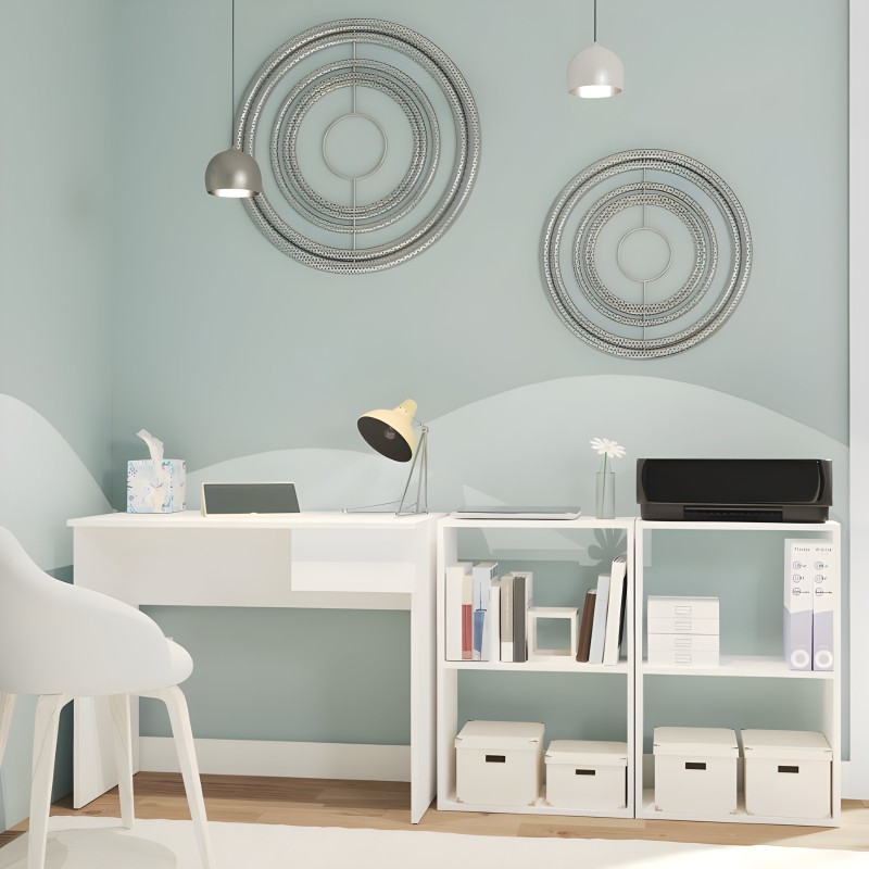 Escritorio blanco con estantería organizadora y silla en ambiente de oficina moderna con decoración de pared