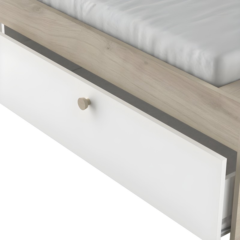 Detalle de cama con estructura en madera clara y cajón frontal blanco con tirador de madera natural