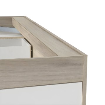 Cama con estructura de madera clara y tapa acolchada blanca y mecanismo de apertura elevable