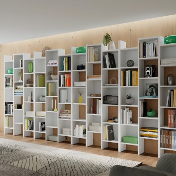 Estanterías modulares blancas y madera con compartimentos abiertos para libros y decoración en ambiente de salón