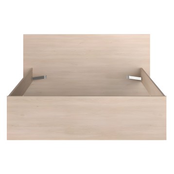 Cama de madera clara con estructura de plataforma y herrajes metálicos cromados vista frontal