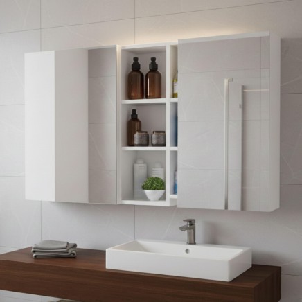 Espejo de baño blanco con compartimentos abiertos y puertas de espejo sobre lavamanos rectangular en ambiente de baño