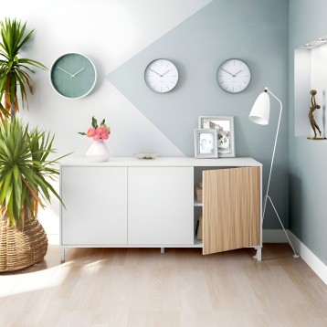 Aparador blanco y madera con puertas y cajones en ambiente de sala moderna